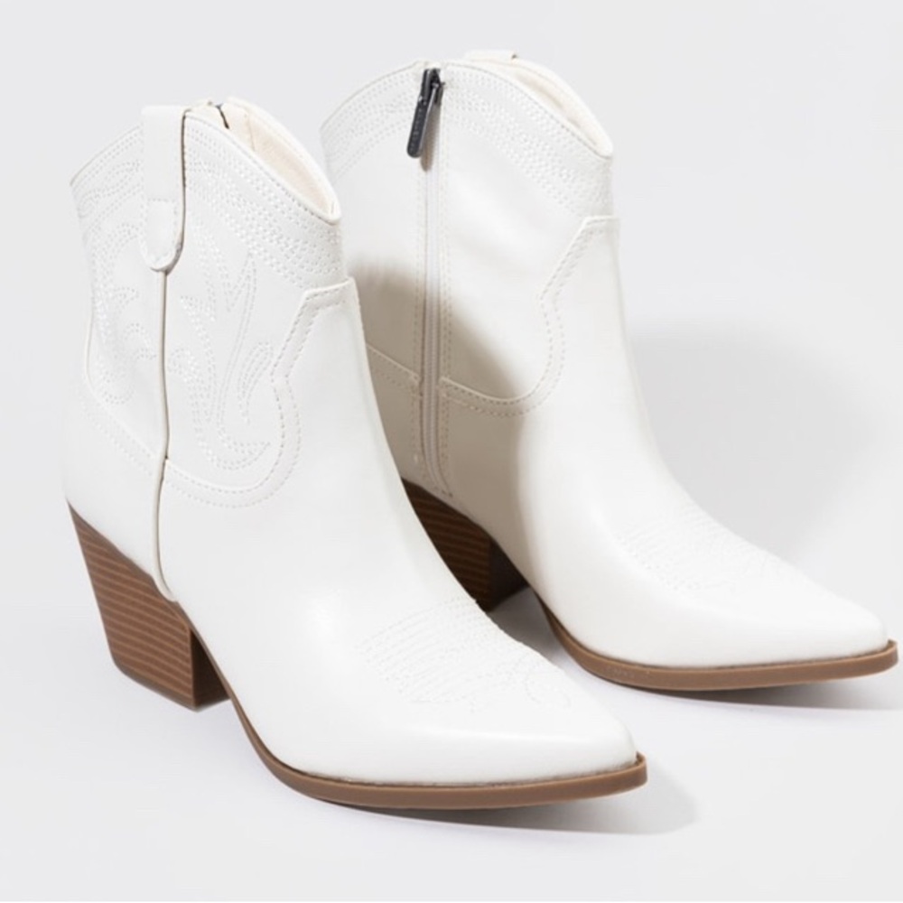 Indigo Rd Iralydia Western Short Cowboy Boots in Ivory Women’s Size 7.5
